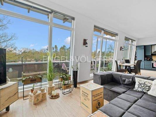 Wohnbereich mit großer Fensterfront