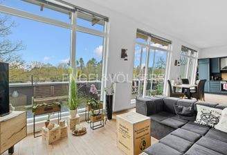 Wohnbereich mit großer Fensterfront