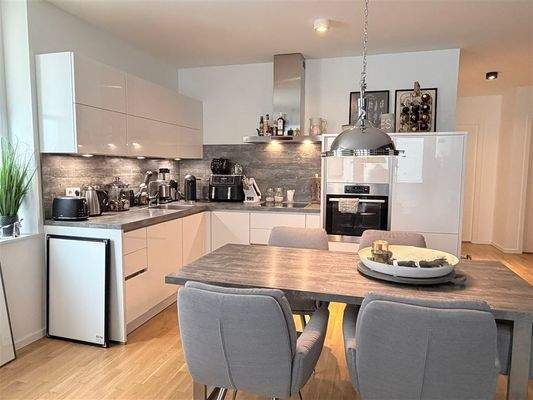 Küche mit hochwertigen E-Geräten