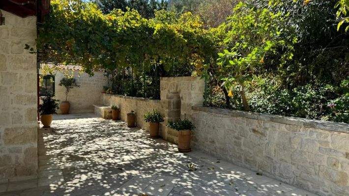 Kreta, Kournas: Malerisches Steinhaus mit bezauberndem See- und Meerblick zu verkaufen
