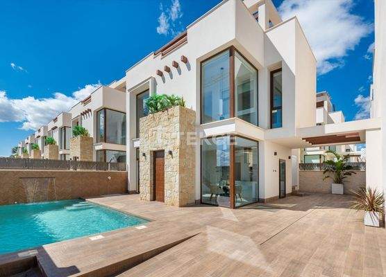 Stunning Detached Houses in a Prime Location in La Herrada