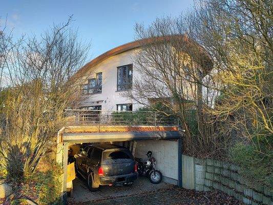 die großzügige Garage