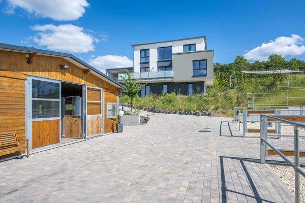 Ansicht Reitanlage und Haus