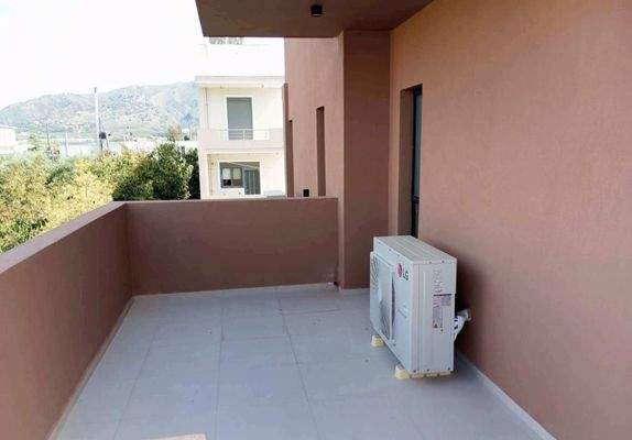 Kreta, Ligides: Großes modernes Haus in der Nähe des Agia-Sees zu verkaufen