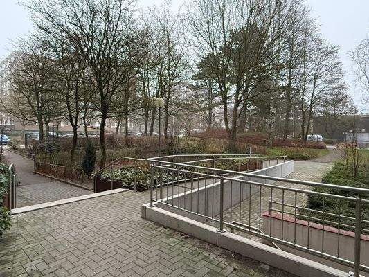 Zuwegung per Rampe auch rollstuhlgerecht