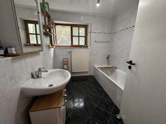 Badezimmer mit Wanne und Dusche