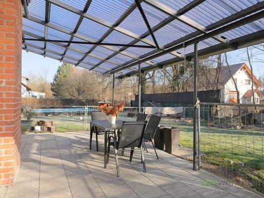 Überdachte Terrasse am Eingang