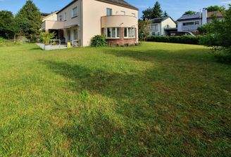 Grundstück mit Blick auf Nachbarhaus