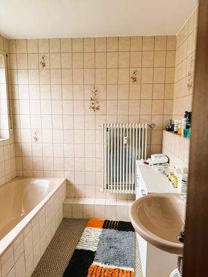 Bad mit Wanne und Fenster 