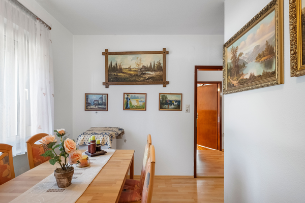 Im Esszimmer ist Platz für gesellige Runden