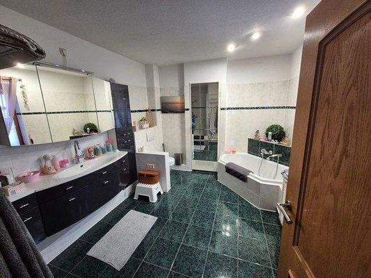 Bad mit Wanne und Dusche