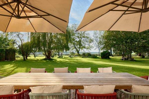 Blick von der ca. 40 m² Westterrasse
