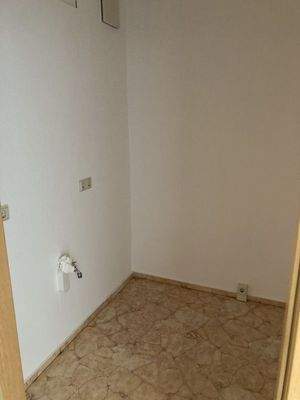 Abstellraum mit Waschmaschinenanschluss