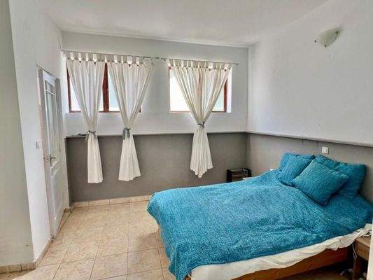 Kreta, Makry Gialos: 4-Zimmer-Erdgeschosswohnung in Strandnähe zu verkaufen