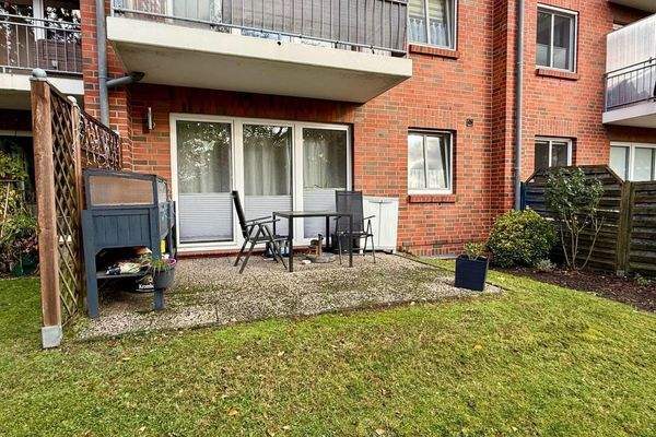 Terrasse mit reichlich Platz für Ihre Gartenmöbel.