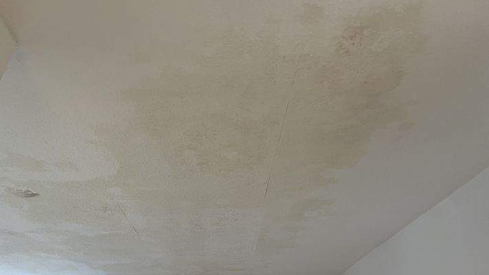 Kind 3 Wasserschaden Decke