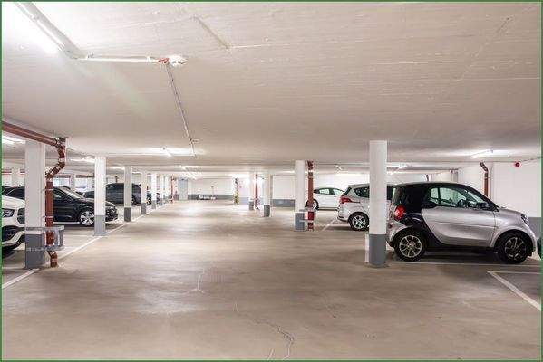 Helle und beleuchtete Tiefgarage