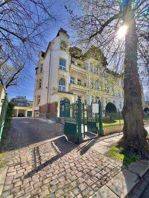 Hausansicht mit Einfahrt