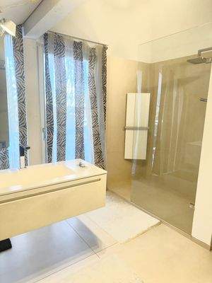 Modernes Bad Obergeschoss