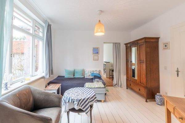 Ein kleineres Wohnzimmer im Erdgeschoss mit Zugang zum ...