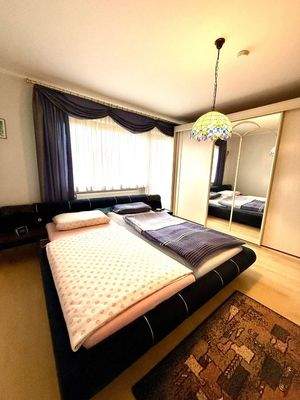 Schlafzimmer mit Balkonzugang