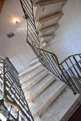 WERTIGE MATERIALIEN IM TREPPENHAUS