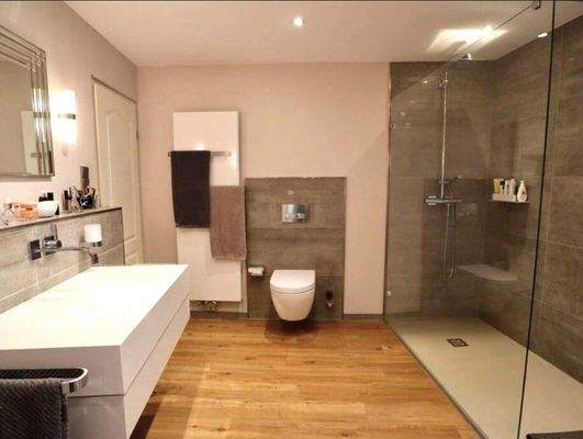 modernes Bad im 1. OG (Hauptwohnung) 