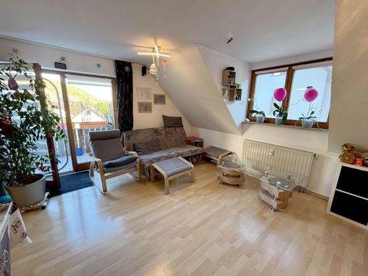 Wohnzimmer mit Balkonzugang