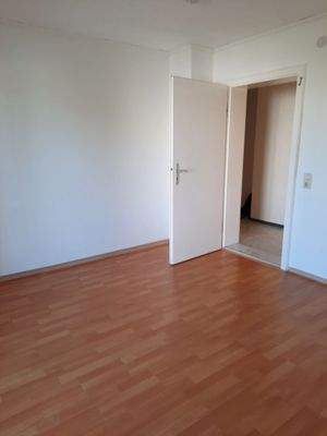 Leeres Zimmer mit Tür