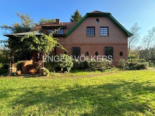 Hausansicht mit separatem Eingang zum Einliegerbereich