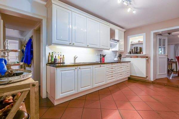 Küche mit Zugang zum Esszimmer