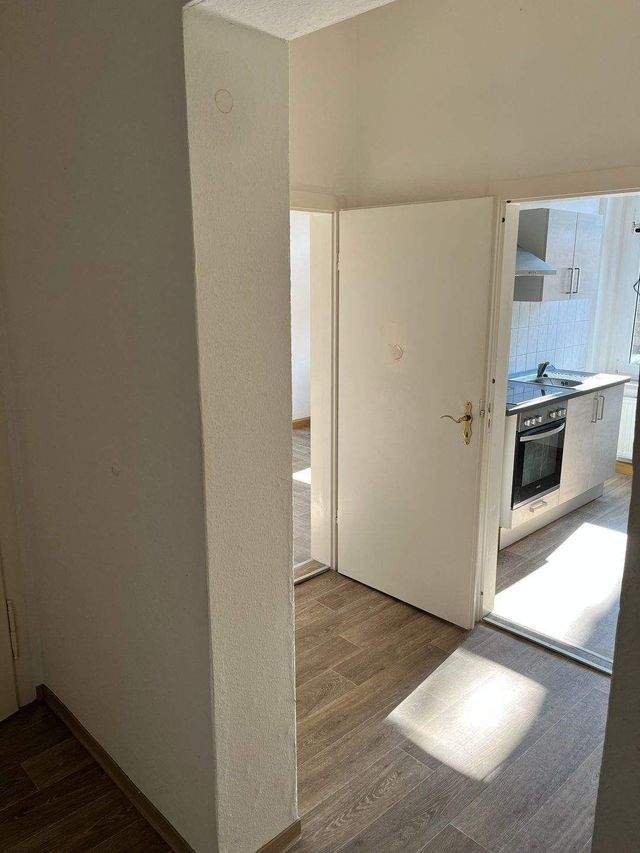 Bezahlbare 2-Raum-Wohnung inkl. Einbauküche – zentrale Lage in Crimmitschau - Photo 2