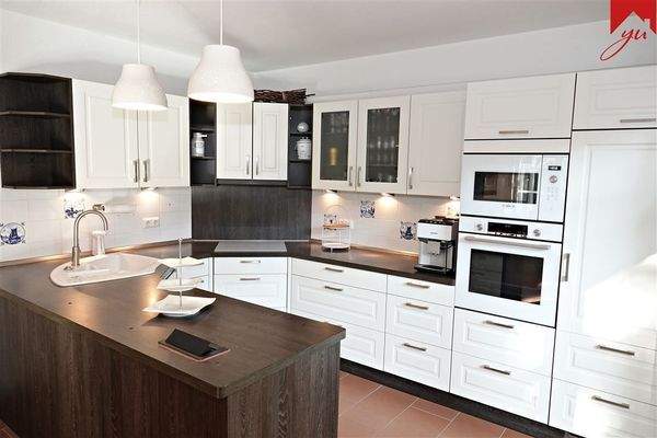 Küche mit hochwertiger Einbauküche