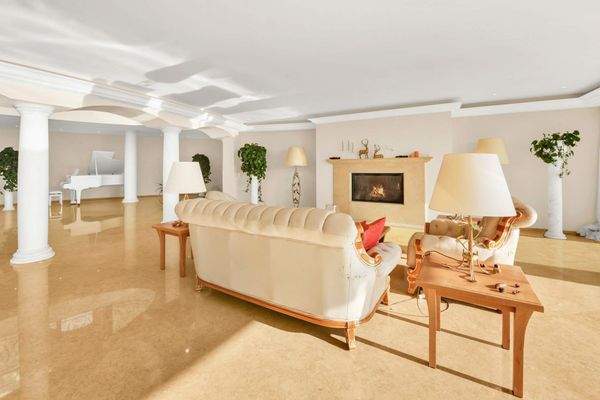 Offener Marmorkamin im Wohnzimmer