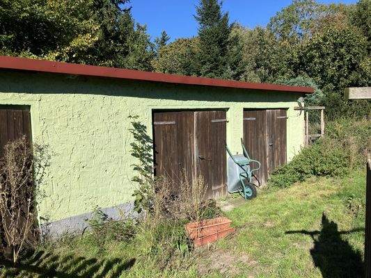Schuppen und Hühnerstall