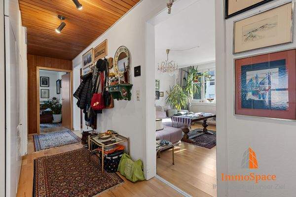 Blick von der Diele im Erdgeschoss in die weiteren Räume