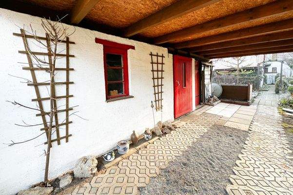 Blick vom Carport zur Garage