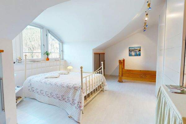 Großzügiges Schlafzimmer mit ebenfalls herrlichem Ausblick