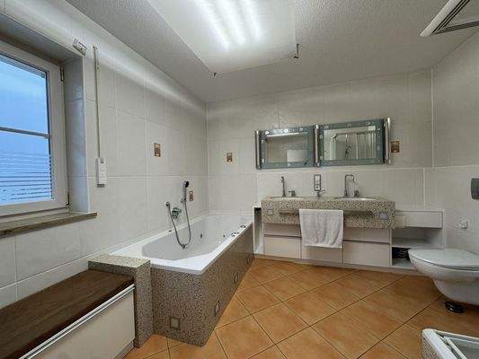 1OG Bad mit Schreinermöbeln