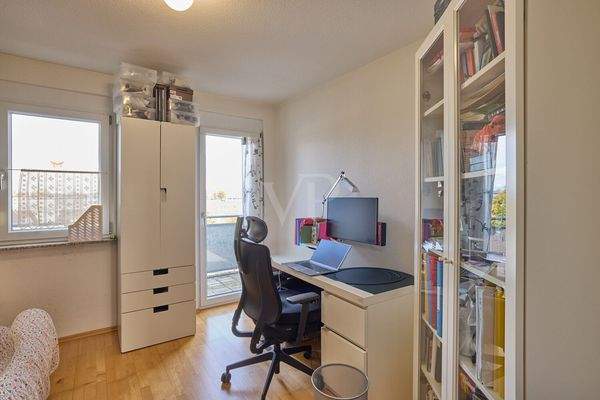 Schlafzimmer II mit Zugang zum Balkon I