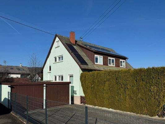 Außenansicht mit Garage