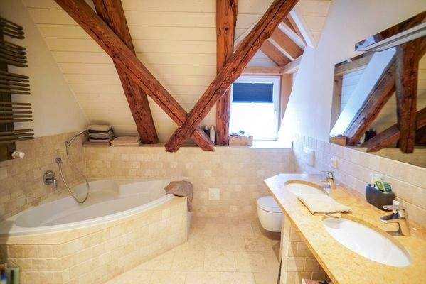 Badezimmer mit Badewanne und Tageslicht