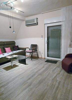  Wohnzimmer Blick zum Balkon