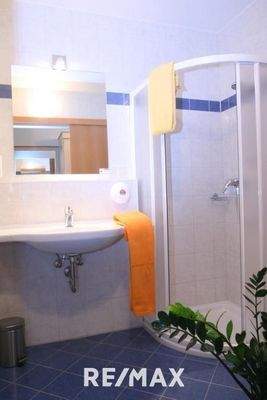 2 gleiche Badezimmer