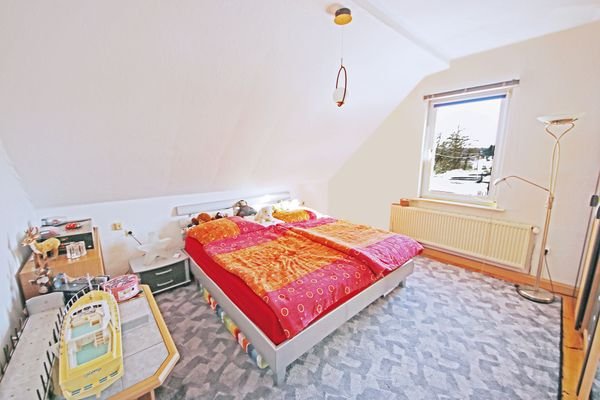 Schlafzimmer / Durchgangszimmer im DG