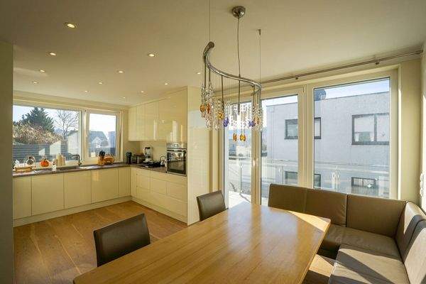 Küche mit Essbereich und Balkonausgang