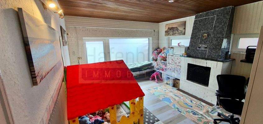 Kaminzimmer mit Zugang zum Garten