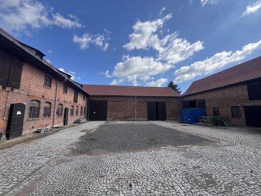 Hof mit Blick auf die Scheune