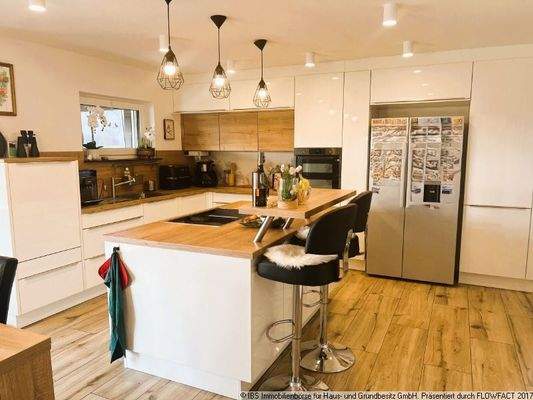 schicke Küche mit Kochinsel