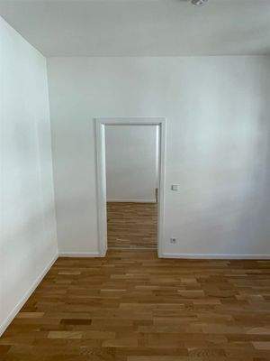 Blick- Wohnbereich in Zimmer